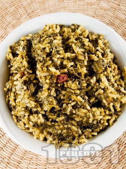Задушен спанак с ориз, стафиди и пресен зелен лук - снимка на рецептата